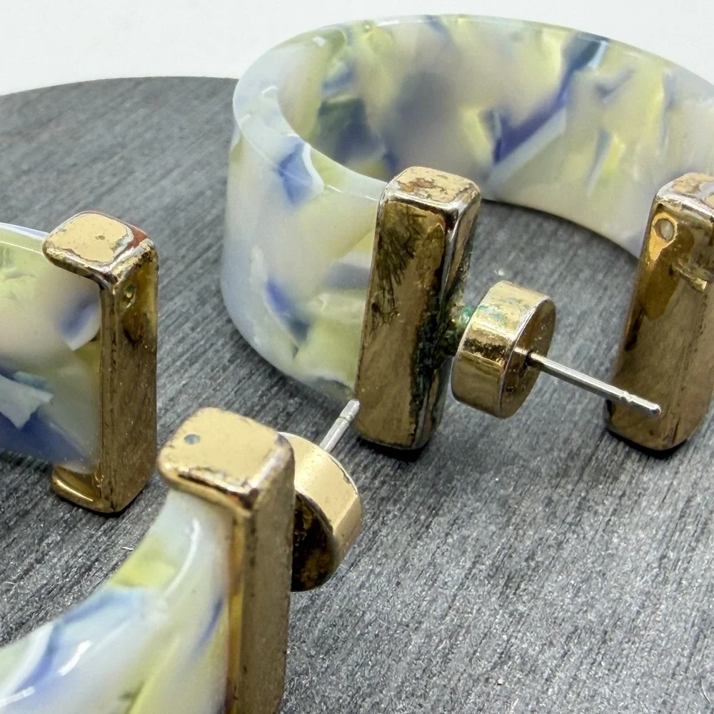 N/A earrings feature